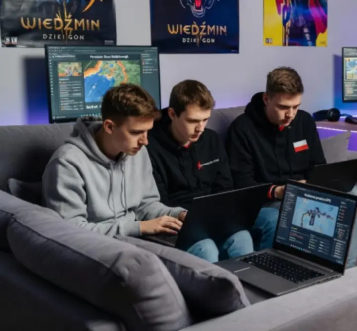 Gracze czytający poradniki do gier na ekranie