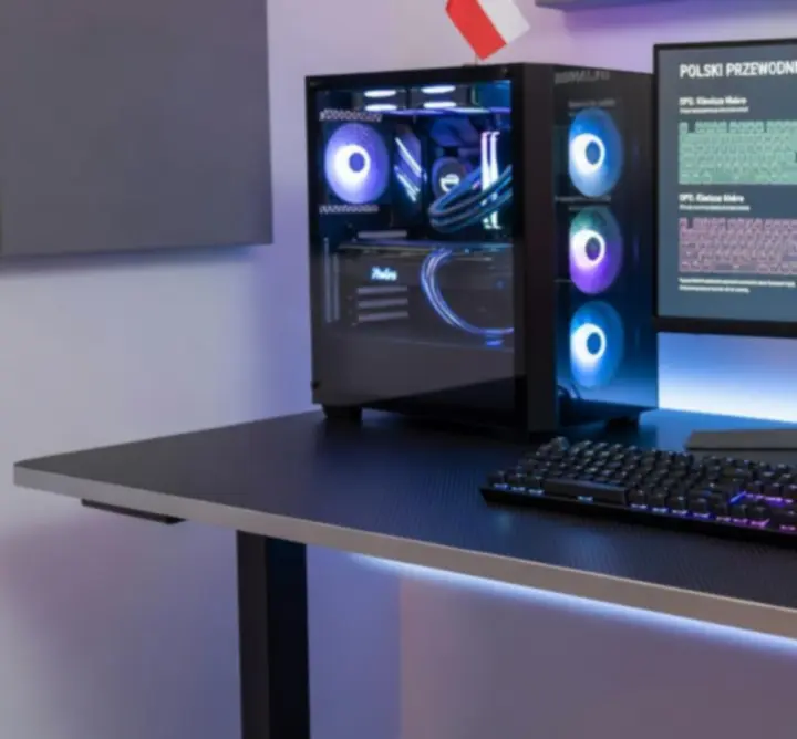 Nowoczesne stanowisko gamingowe z monitorami i akcesoriami
